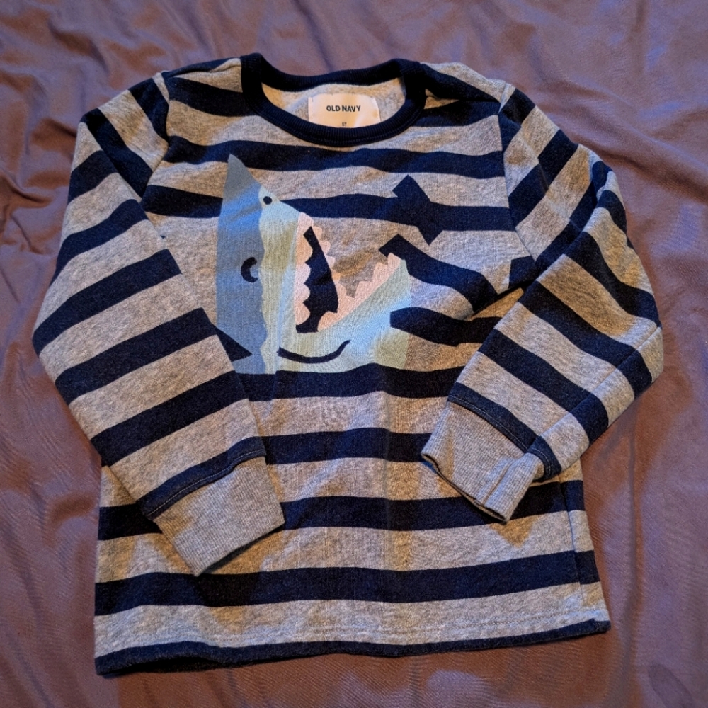 Old Navy striped shark sweatshirt size 5T EUC